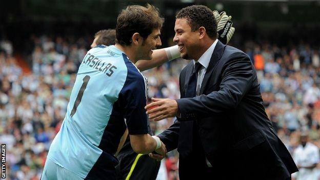 Iker Casillas and Ronaldo embrace