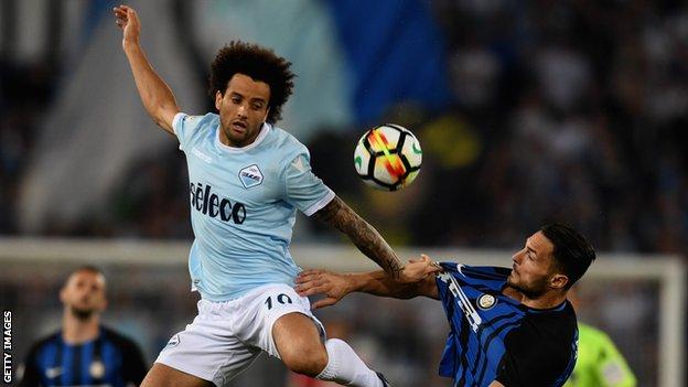 Felipe Anderson (left) fights for the ball with Inter Milan's Danilo D'Ambrosio