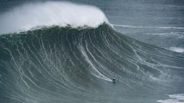 Maya Gabeira surft 2018 in Nazare auf einer massiven Welle