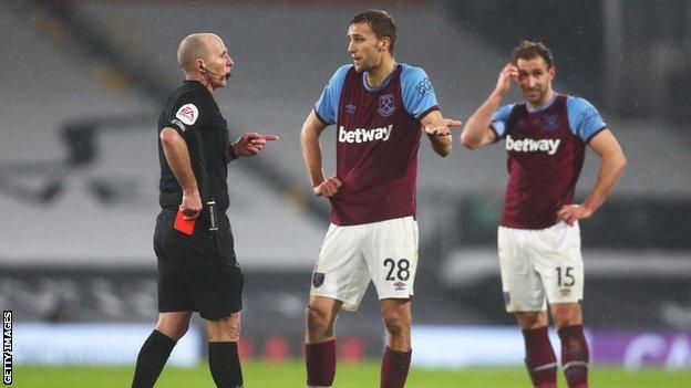 Mike Dean Tomas Soucek'i gönderiyor