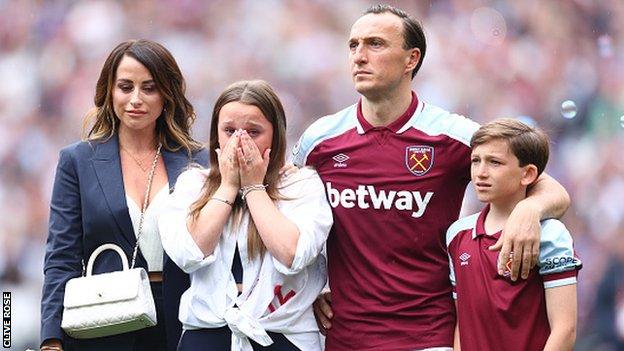 Mark Noble with his family