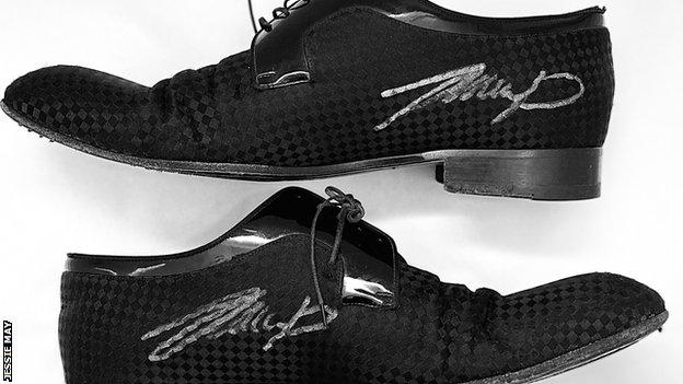 binde fiktion Gepard World Snooker Championship: Judd Trump auctions off title-winning shoes for  charity - BBC Sport