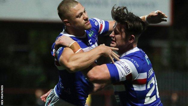 Super League: Wakefield Trinity win 19-10 to relegate London Broncos - BBC  Sport