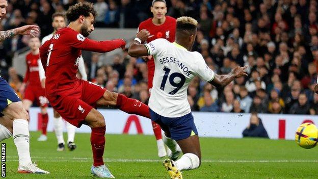 Salah faz dois e Liverpool vence o Tottenham na Premier League