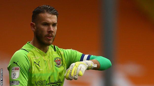 Chris Maxwell: Blackpool goalkeeper out after tearing quadricep - BBC Sport