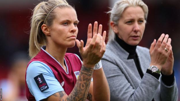 Rachel Daly y Carla Ward aplauden a los seguidores de Aston Villa