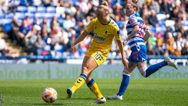 Hanna Bennison del Everton anota el primer gol de su equipo durante el partido de la FA Women's Super League entre Reading y Everton FC en el Madejski Stadium el 23 de abril de 2023 en Reading, Inglaterra.