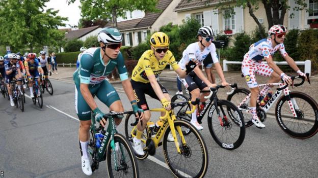 2023 Tour de France'ın son etabında seçkin forma binicileri Jasper Philipsen, Jonas Vingegaard, Tadej Pogacar ve Giulio Ciccone