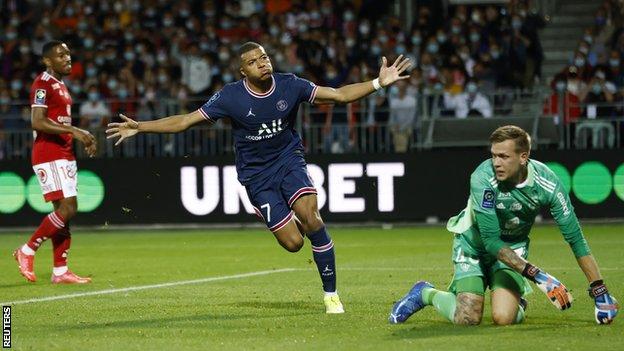 Republiek twist botsen Brest 2-4 Paris St-Germain: PSG without Messi and Neymar but win to keep up  100% start - BBC Sport