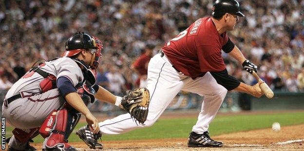 World Series 2021: Houston Astros beat Atlanta Braves 9-5 in game five to  keep series alive - BBC Sport