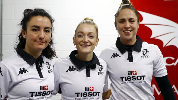 Sara Cox along with Italy's Clara Munarini (left) and Scotland's Hollie Davidson