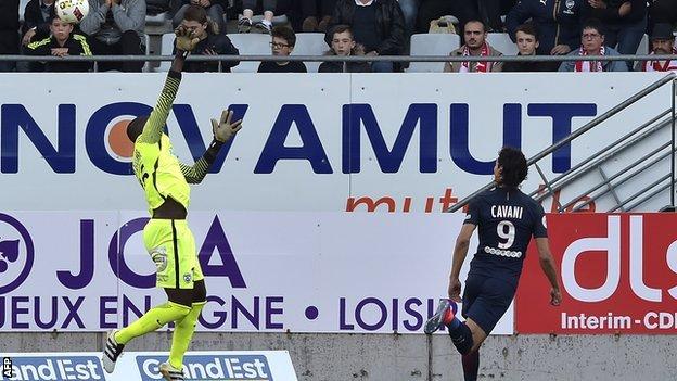 Edinson Cavani scores for PSG