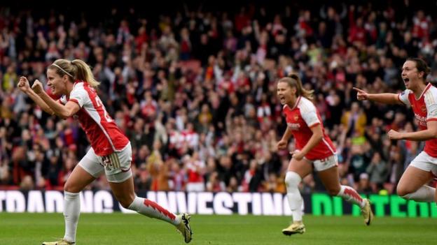 Cloe Lacasse, Victoria Pelova and Lotte Wubben-Moy celebrate for Arsenal