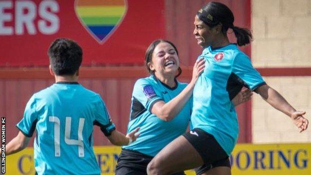 Otesha Charles celebra su ganador de la tercera ronda de la Copa FA contra Cheltenham Town