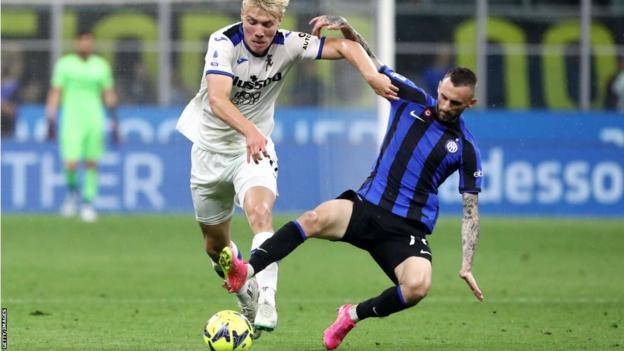 Rasmus Hojlund battles for possession against Inter Milan