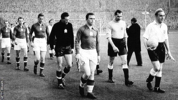Ungarns Mannschaft tritt 1954 in Wembley gegen England an