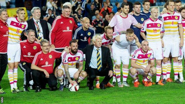 Gordon Strachan, players and backroom staff pose for a photo after the win over Gibraltar