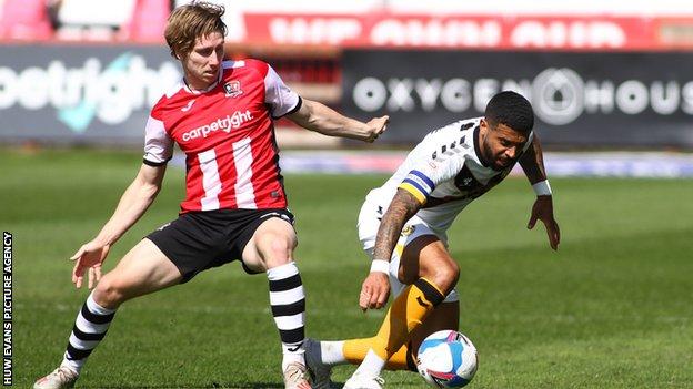 Newport's Joss Labadie fends off Alex Hartridge