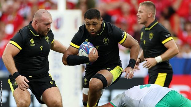 Taulupe Faletau on the charge with Dillon Lewis in support