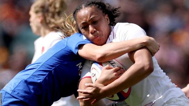 Sadia Kabeya runs into a France defender