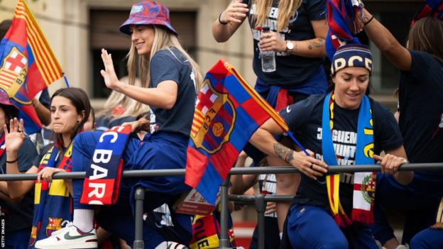 Lucy Bronze en un autobús durante las celebraciones del desfile de la victoria de Barcelona por ganar el título