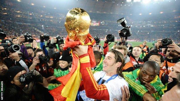 Sergio Ramos hebt die Weltmeisterschaft 2010 auf