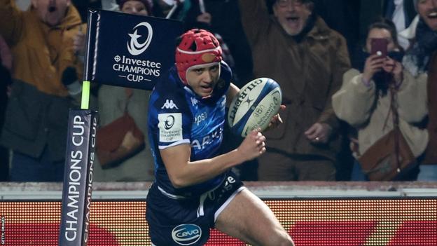 Louis Bielle-Biarrey runs with the ball to score Bordeaux's first try
