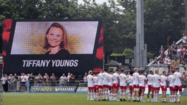 Premiership players take a moment of remembrance for Tiffany Youngs in June, 2022