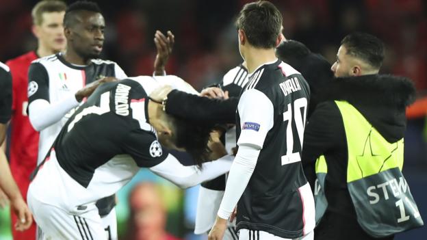 Cristiano Ronaldo: Juventus forward reacts angrily after he is grabbed by pitch invader - BBC Sport