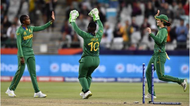 South Africa celebrating Ayabonga Khaka's wicket