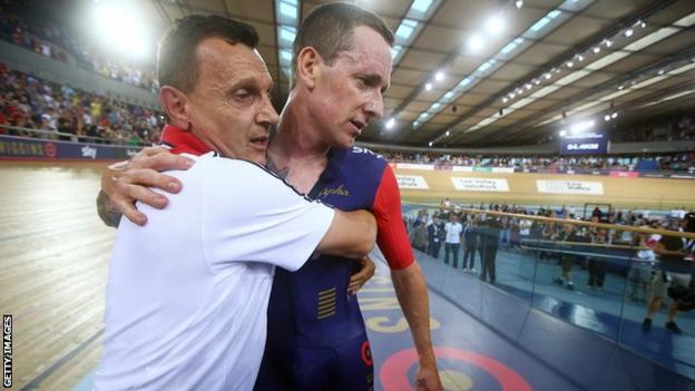 Heiko Salzwedel and Bradley Wiggins hug