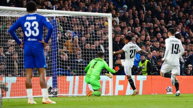 Rodrygo scoort zijn tweede doelpunt voor Real Madrid bij Chelsea in de Champions League