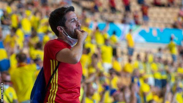 Un fan espagnol siffle dans les gradins à Séville