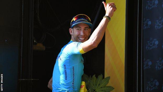 Omar Fraile gives a thumbs up on the podium after winning stage 14