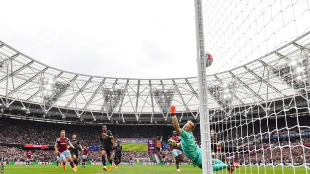 Jarrod Bowen scores for West Ham against Arsenal to make the score 2-2