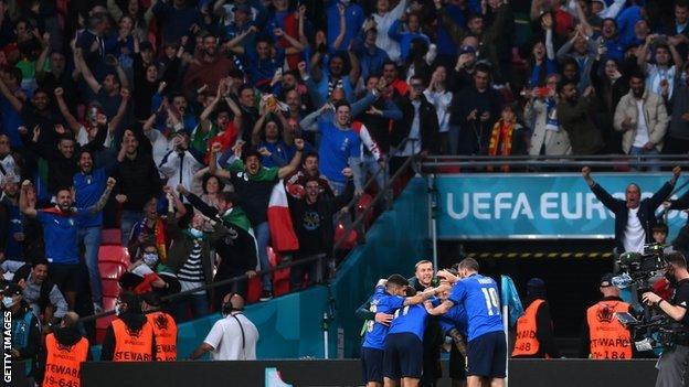 Les supporters italiens célèbrent le but de Chiesa en demi-finale contre l'Espagne