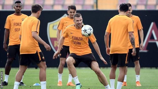 Roma players train wearing 'Forza Sean' T-shirts