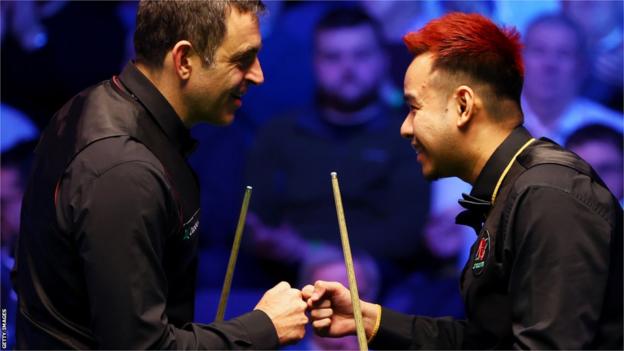 Ronnie O'Sullivan congratulates Noppon Saengkham