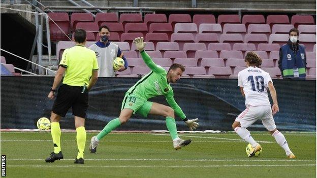 Barcelona 1 3 Real Madrid Ronald Koeman Blames Var For Clasico Loss Bbc Sport