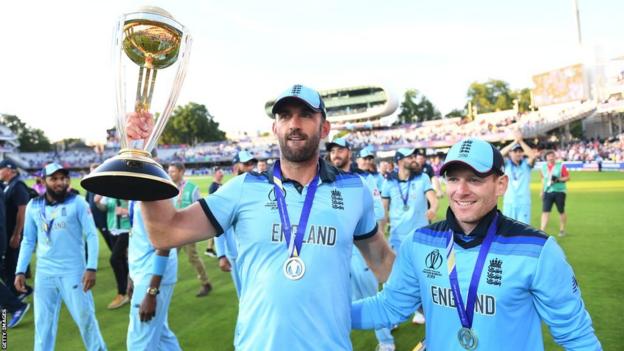 Liam Plunkett lifting the World Cup next to Eoin Morgan