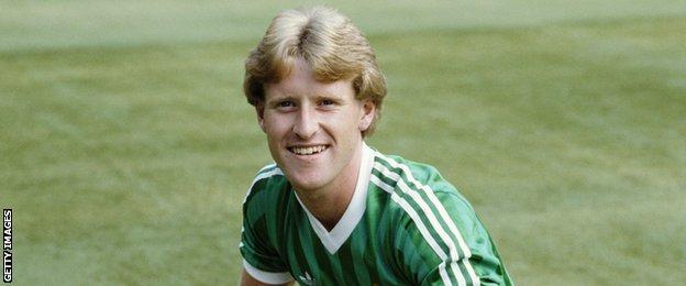 1982 World Cup: Billy Hamilton scores for Northern Ireland against Austria  - BBC News