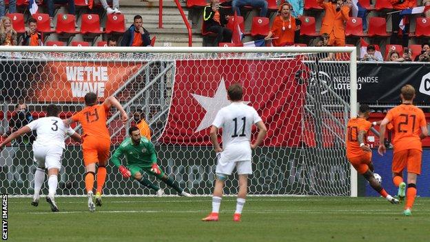 Memphis Depay scores a penalty for the Netherlands