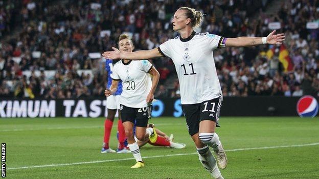 Alexandra Popp celebrates for Germany