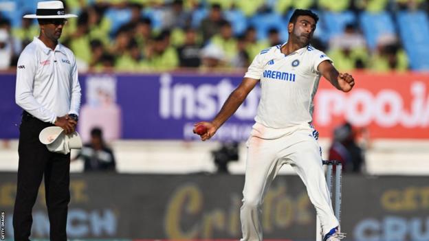  El jugador indio Ravichandran Ashwin lanza una pelota