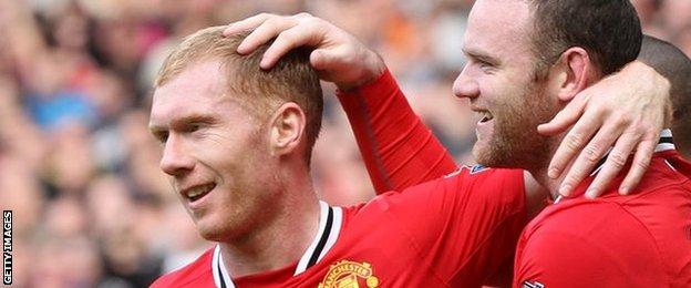 Paul Scholes agrees to play on at Manchester United