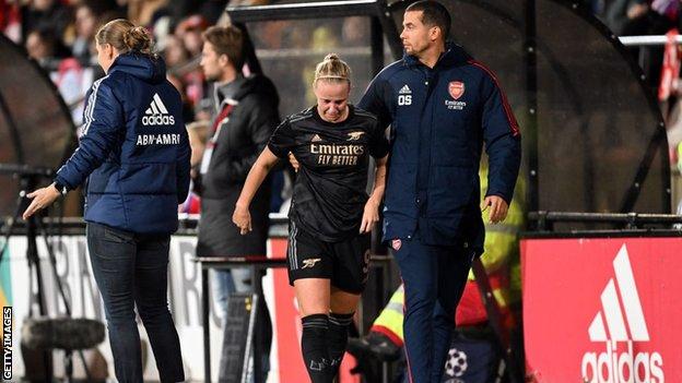 Beth Mead taken off with a head injury in Arsenal's win over Ajax