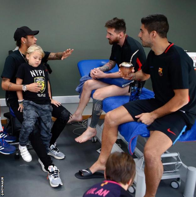 Neymar visits Barcelona dressing room