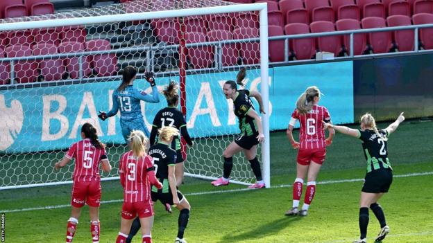 Elisabeth Terland celebra tras marcar el primer gol del Brighton ante el Bristol City en la WSL