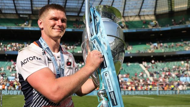 Owen Farrell with the Gallagher Premiership trophy