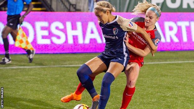 Jaelene Hinkle (L) in action for North Carolina Courage